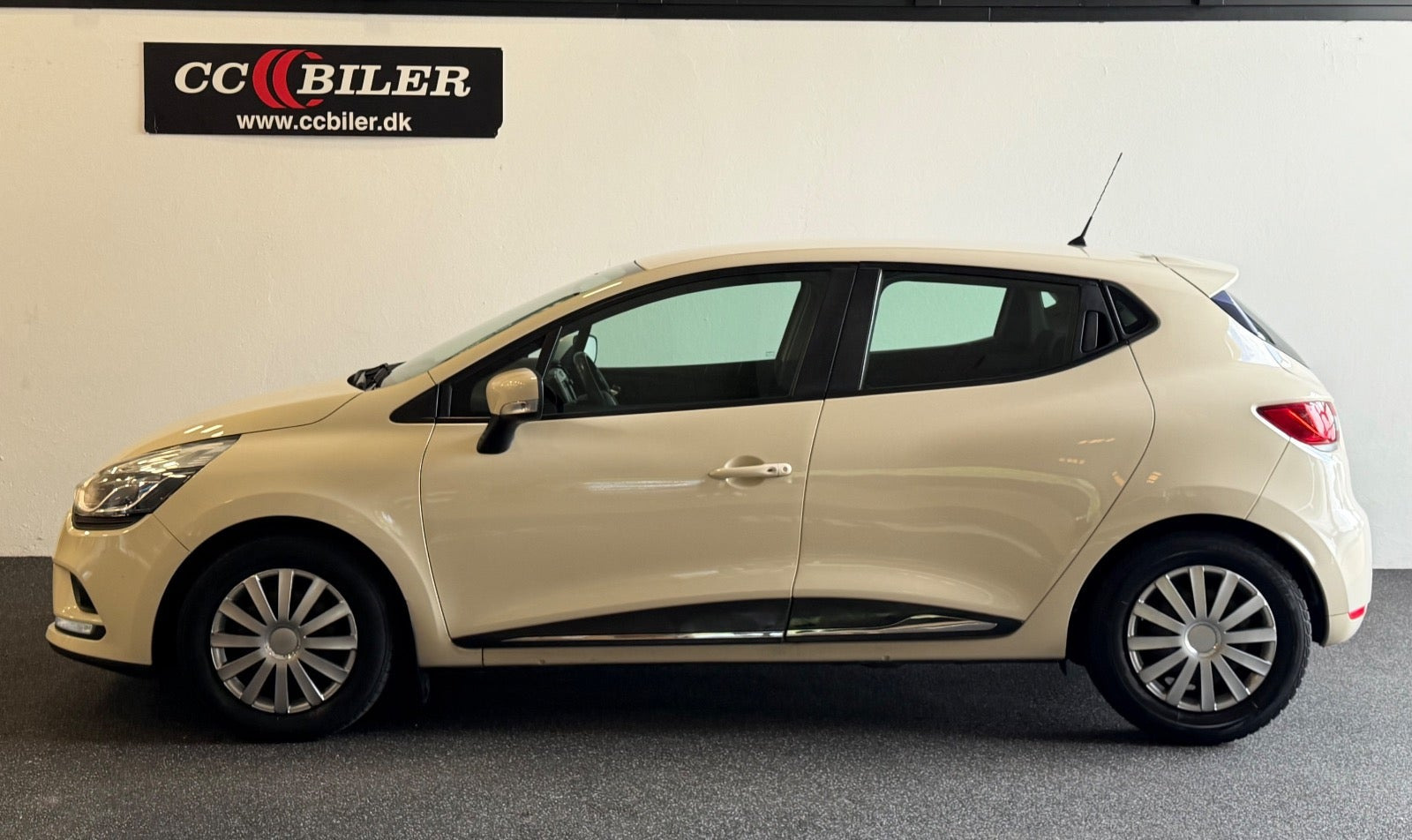 Beige Renault Clio IV fra 2017