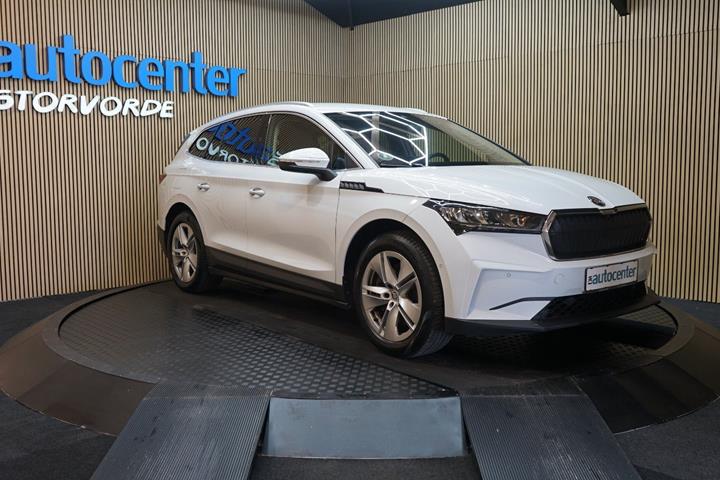 Hvid Skoda Enyaq fra 2022 set udefra