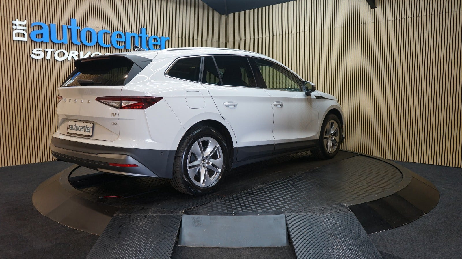 Hvid Skoda Enyaq fra 2022