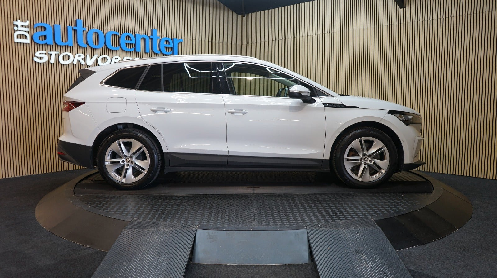 Hvid Skoda Enyaq fra 2022