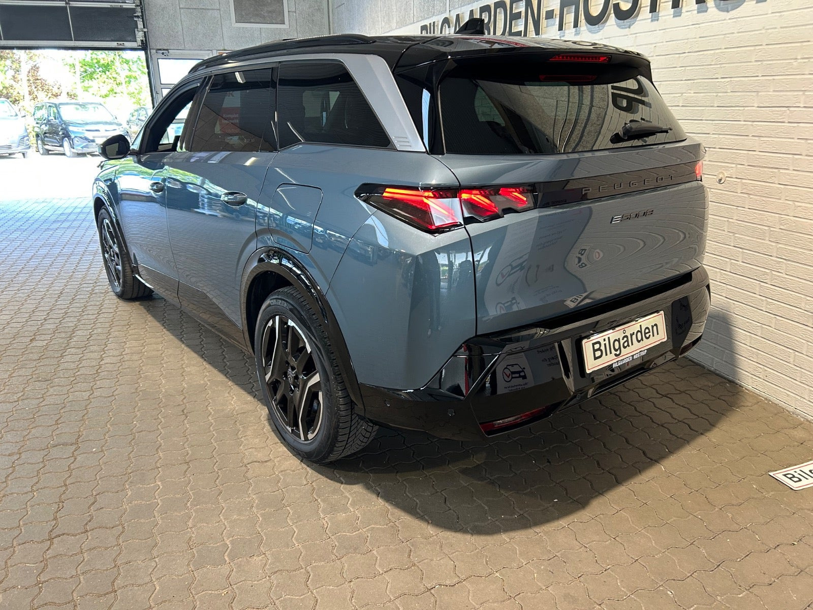 Blå Peugeot e-5008 fra 2025