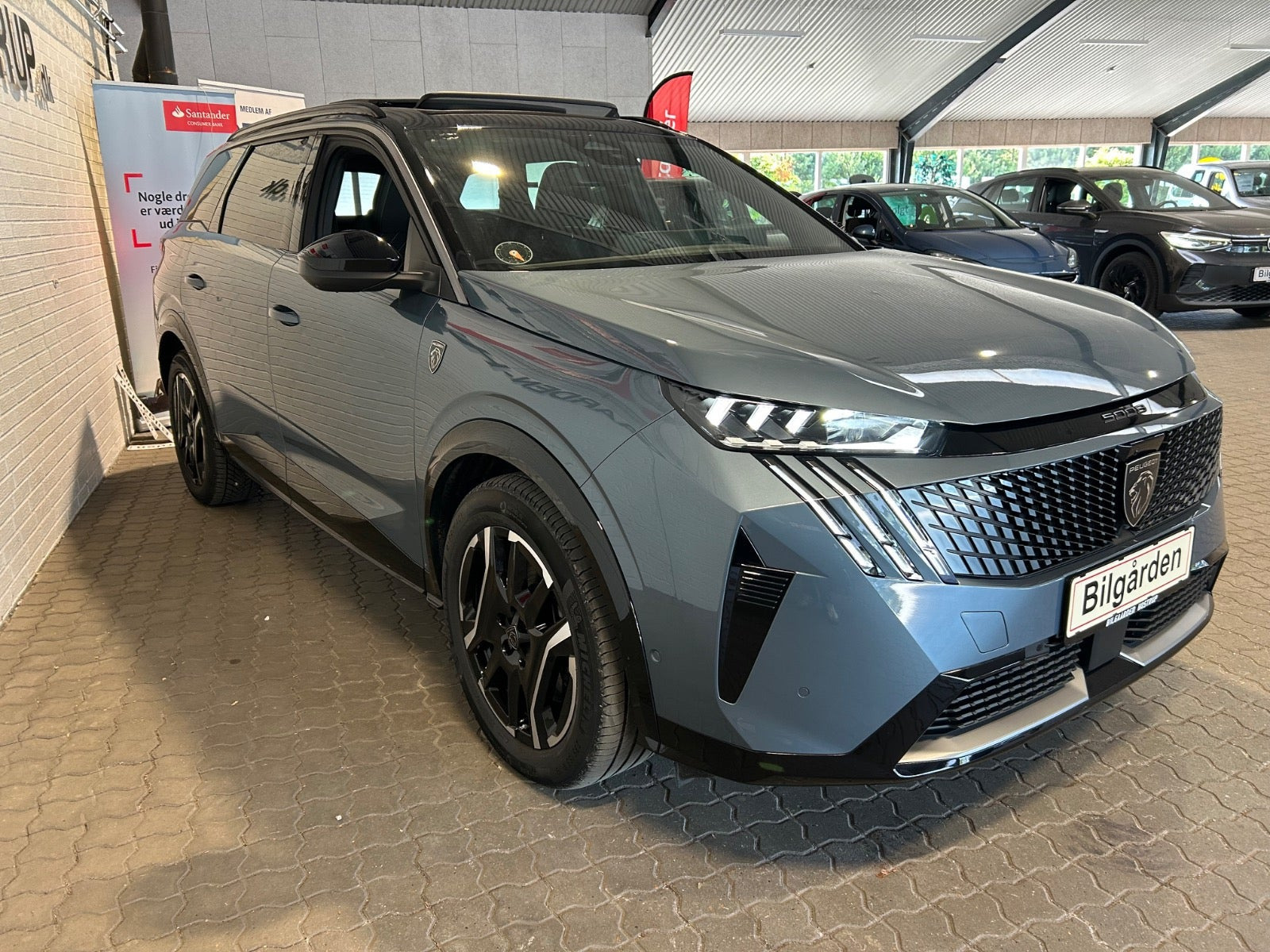 Blå Peugeot e-5008 fra 2025