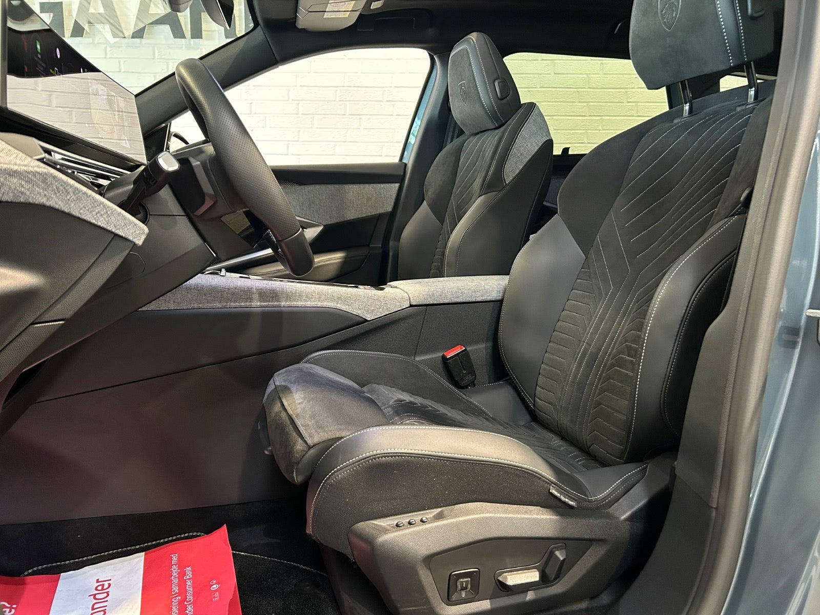Blå Peugeot e-5008 fra 2025