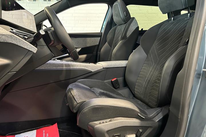 Blå Peugeot e-5008 fra 2025