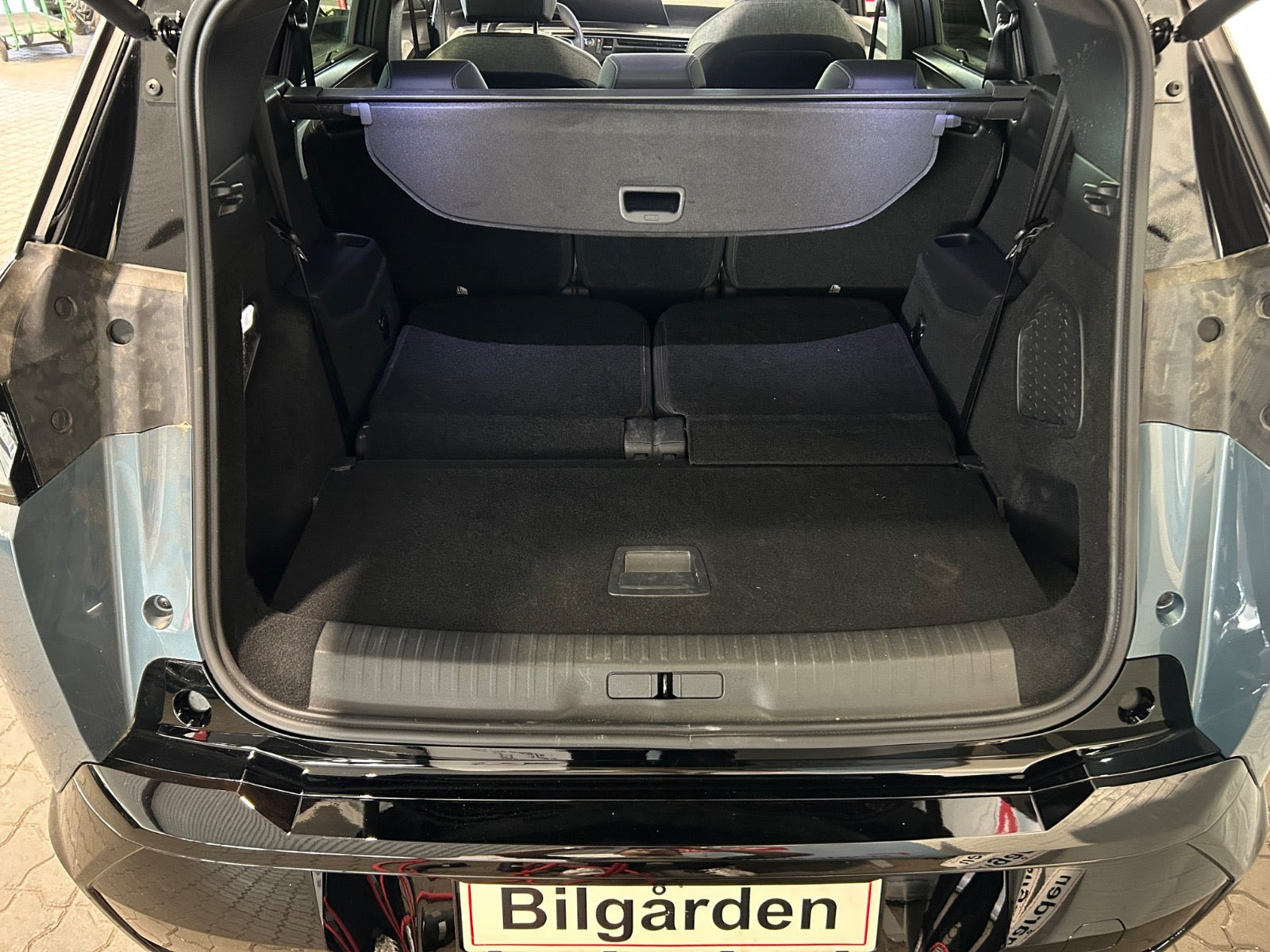 Blå Peugeot e-5008 fra 2025
