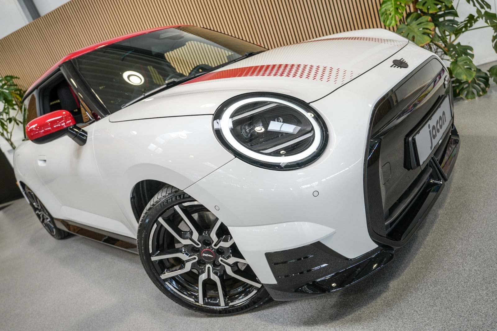 Hvid Mini Cooper SE fra 2024