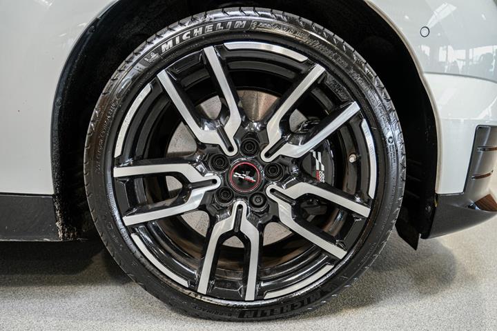 Hvid Mini Cooper SE fra 2024
