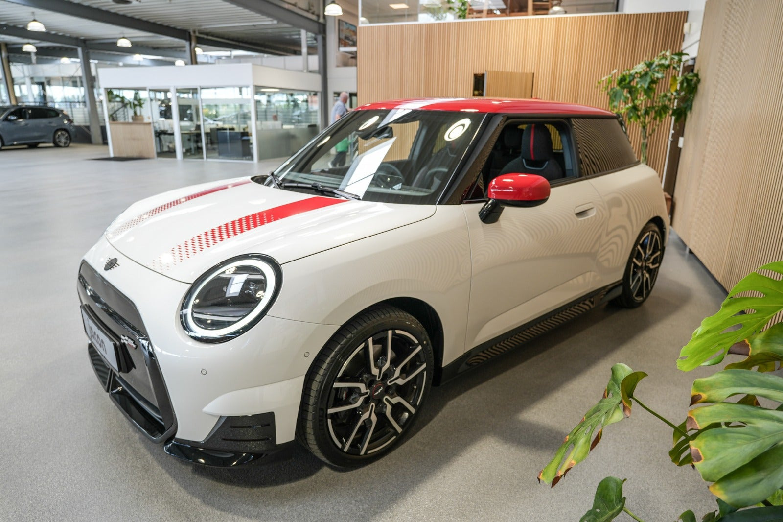 Hvid Mini Cooper SE fra 2024
