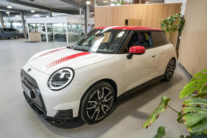 Hvid Mini Cooper SE fra 2024