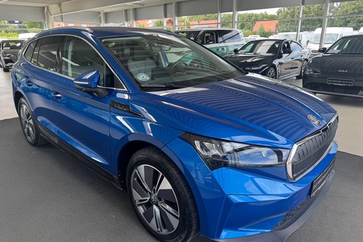 Blå Skoda Enyaq fra 2023