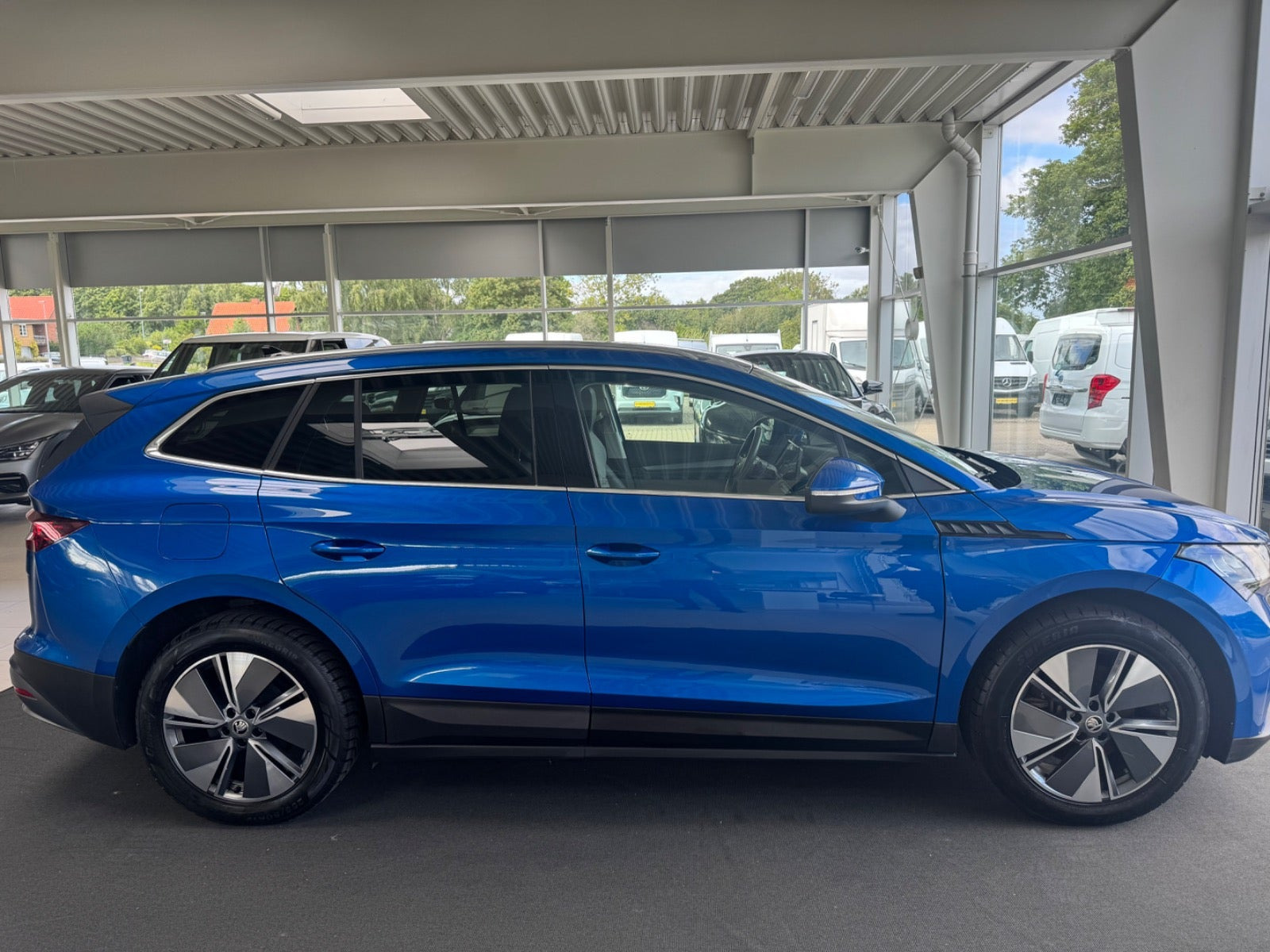 Blå Skoda Enyaq fra 2023