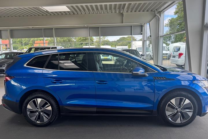 Blå Skoda Enyaq fra 2023