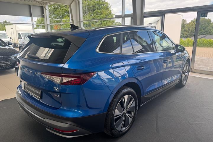 Blå Skoda Enyaq fra 2023