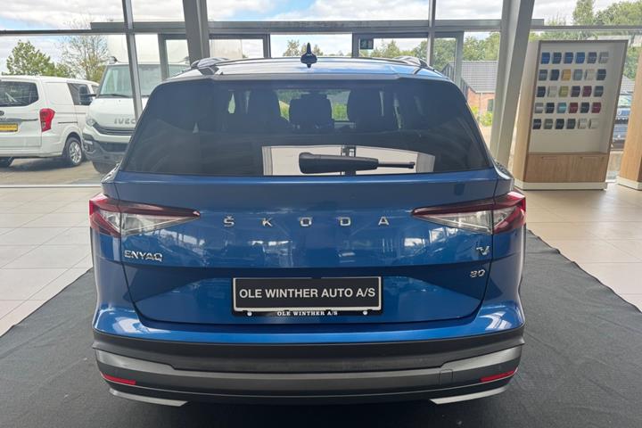 Blå Skoda Enyaq fra 2023