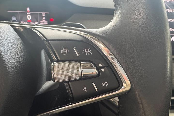 Blå Skoda Enyaq fra 2023
