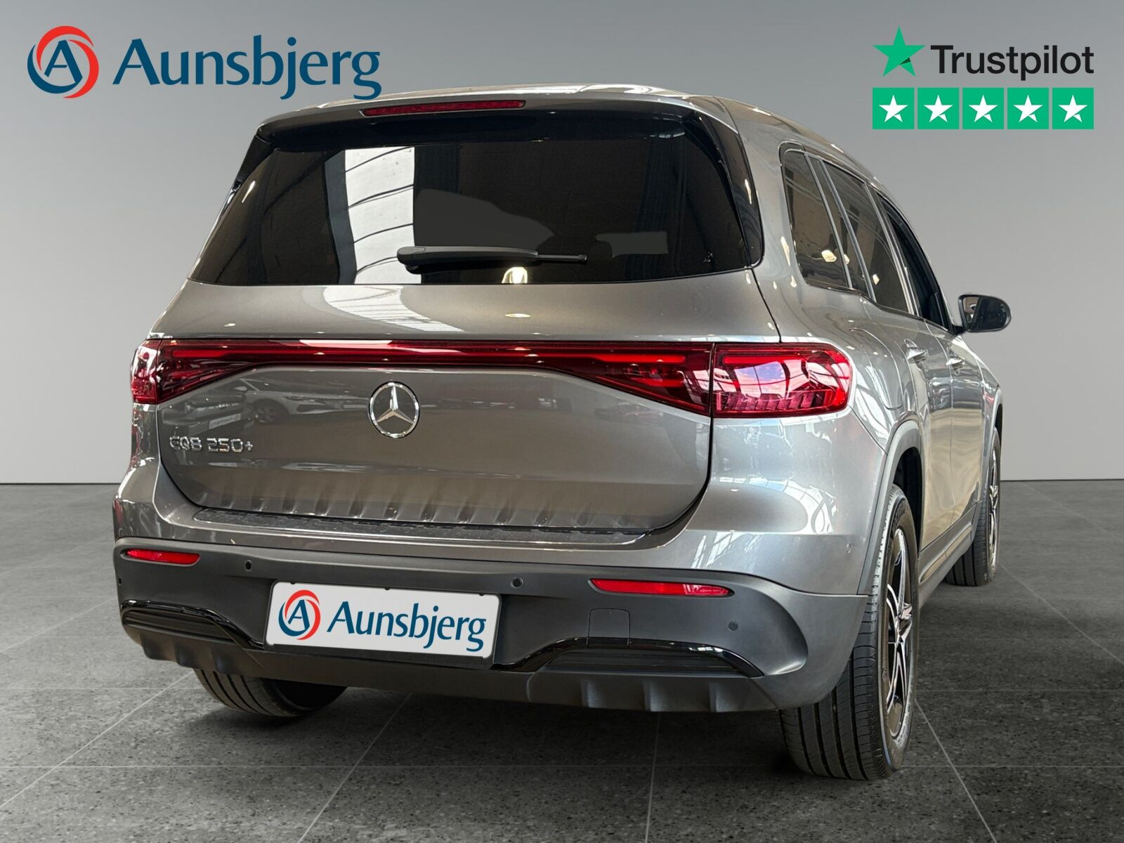 Grå Mercedes EQB250+ fra 2025