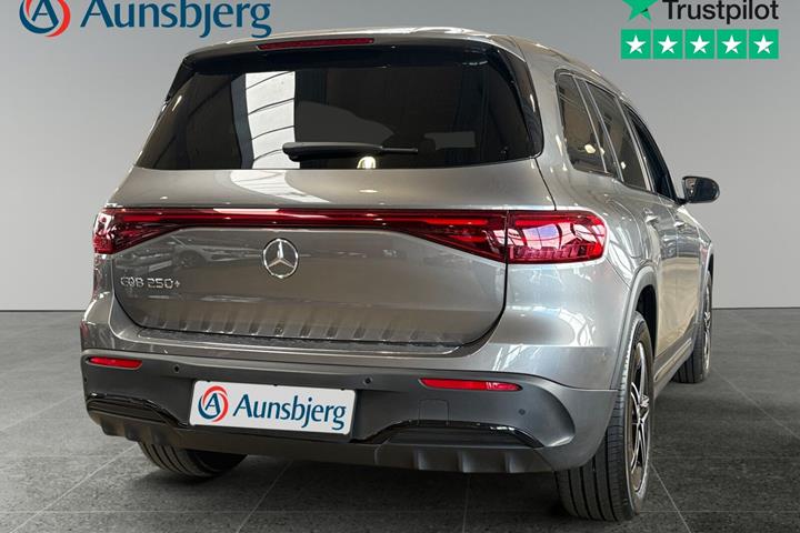 Grå Mercedes EQB250+ fra 2025