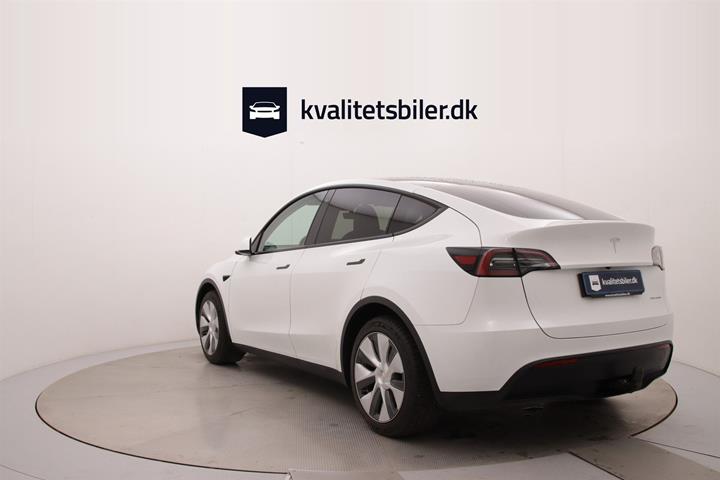 Hvid Tesla Model Y fra 2023