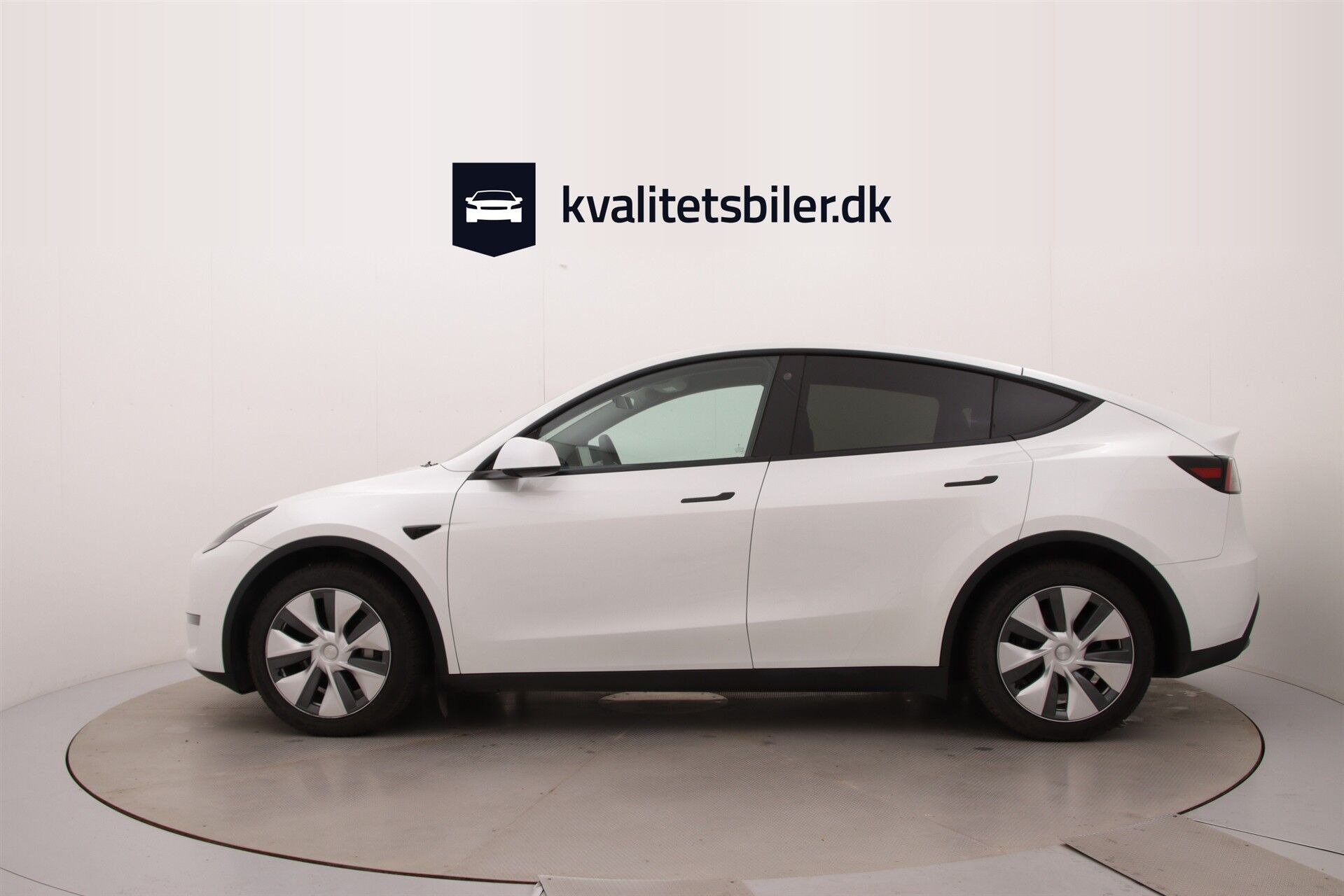 Hvid Tesla Model Y fra 2023