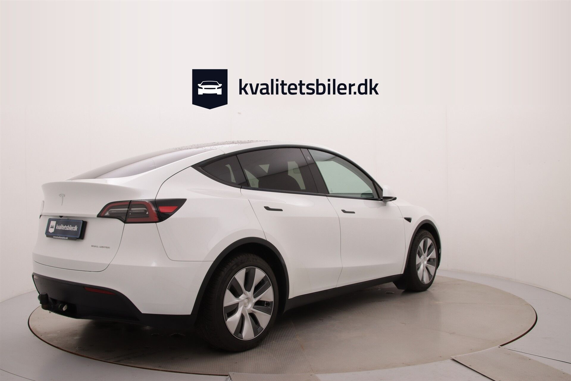 Hvid Tesla Model Y fra 2023