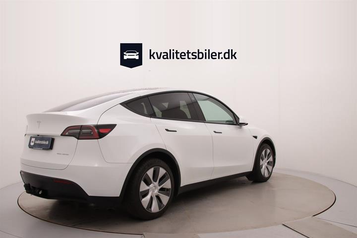 Hvid Tesla Model Y fra 2023