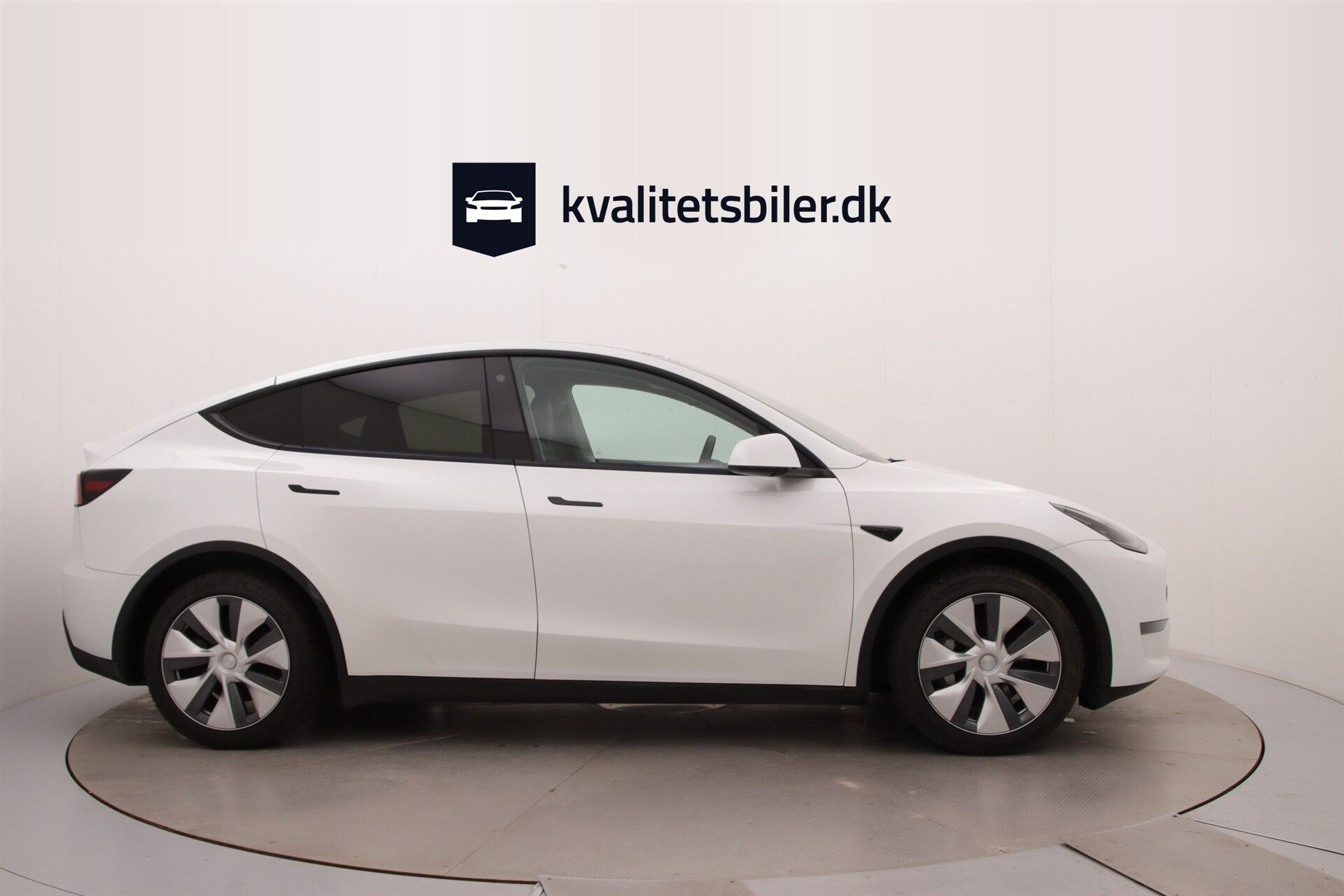Hvid Tesla Model Y fra 2023
