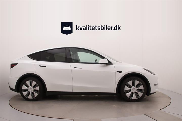 Hvid Tesla Model Y fra 2023