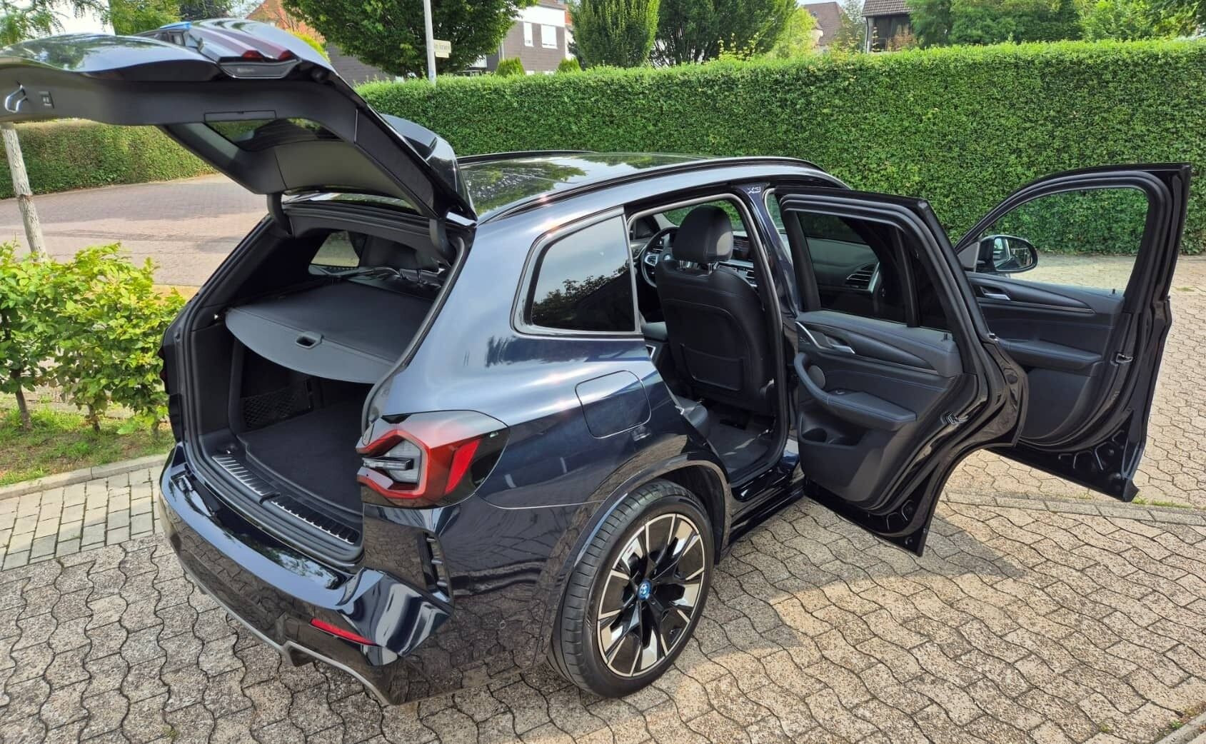 Sort BMW iX3 fra 2023