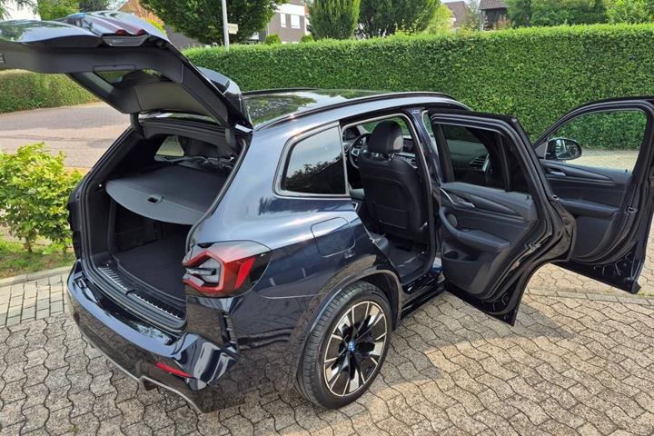 Sort BMW iX3 fra 2023