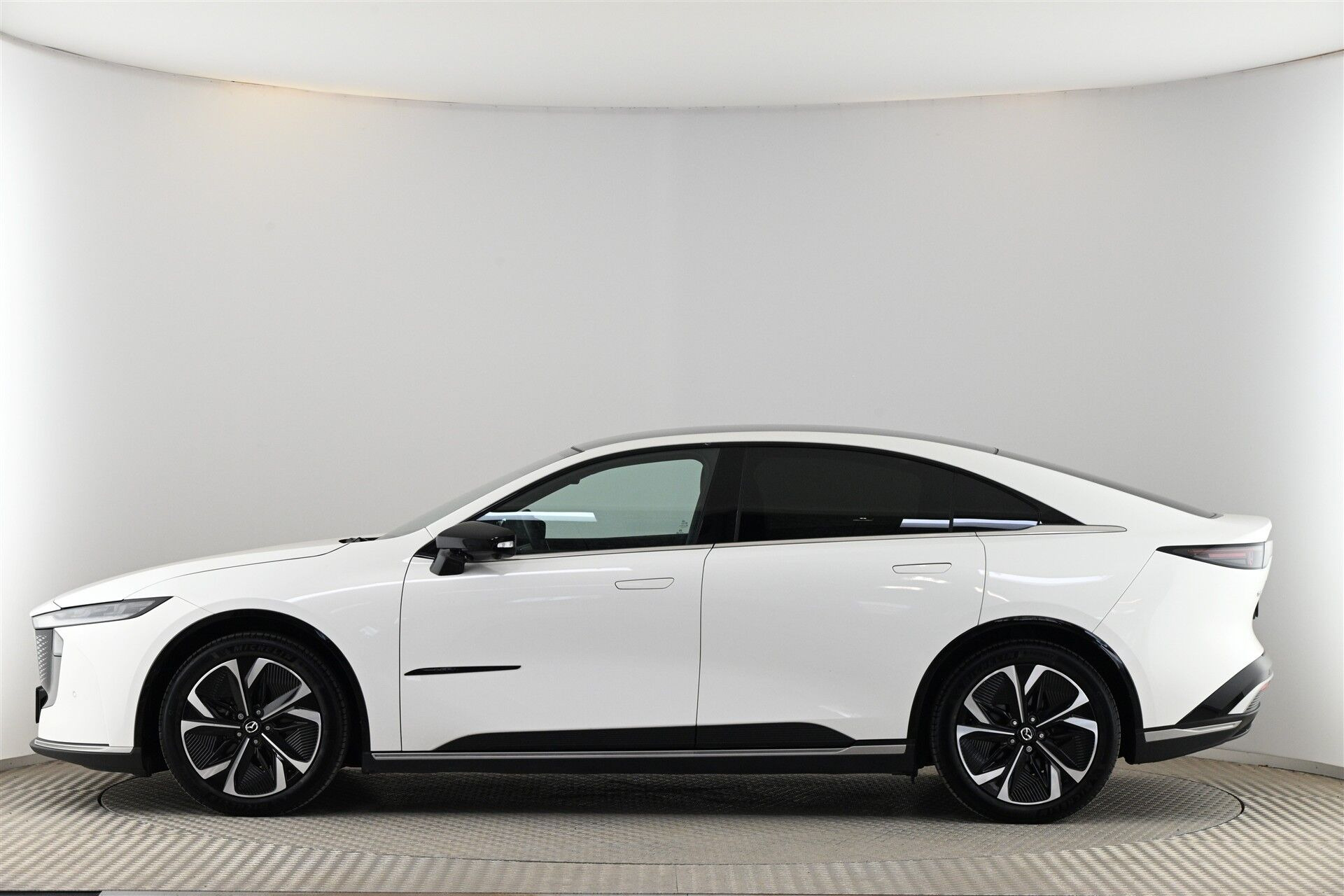 Hvid Mazda 6e fra 2026