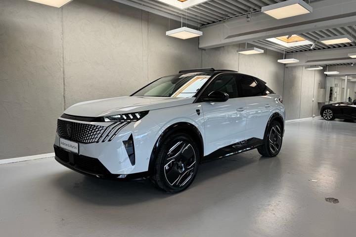 Hvid Peugeot e-3008 fra 2025 set udefra