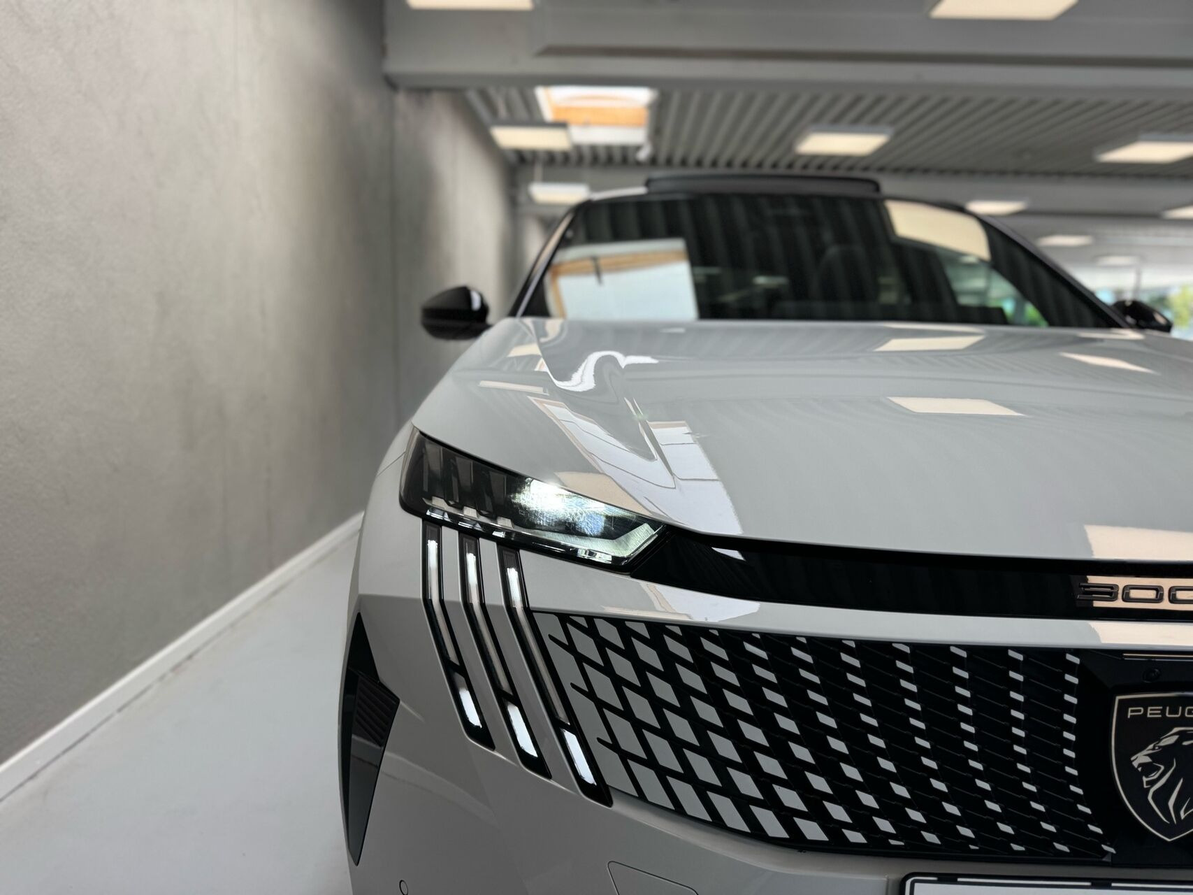 Hvid Peugeot e-3008 fra 2025