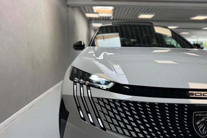 Hvid Peugeot e-3008 fra 2025