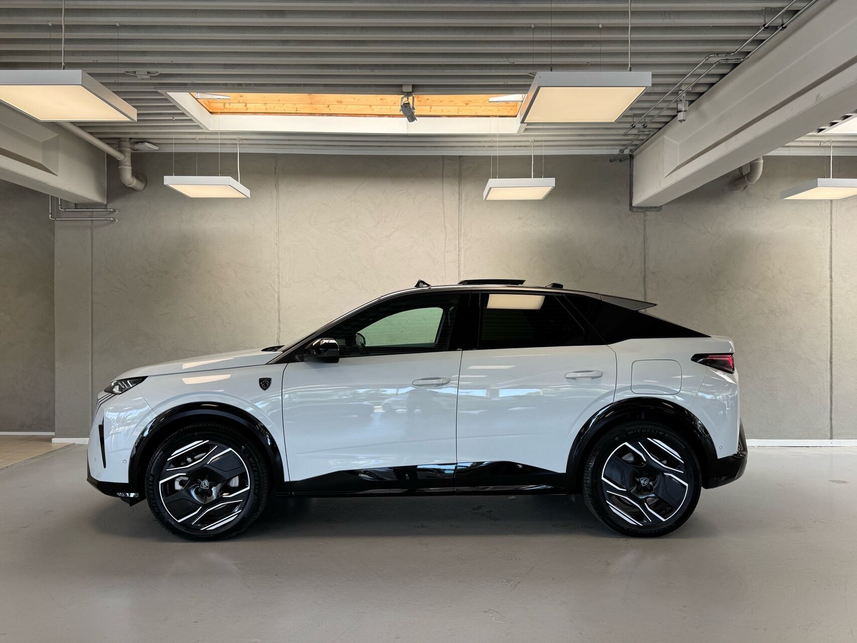 Hvid Peugeot e-3008 fra 2025