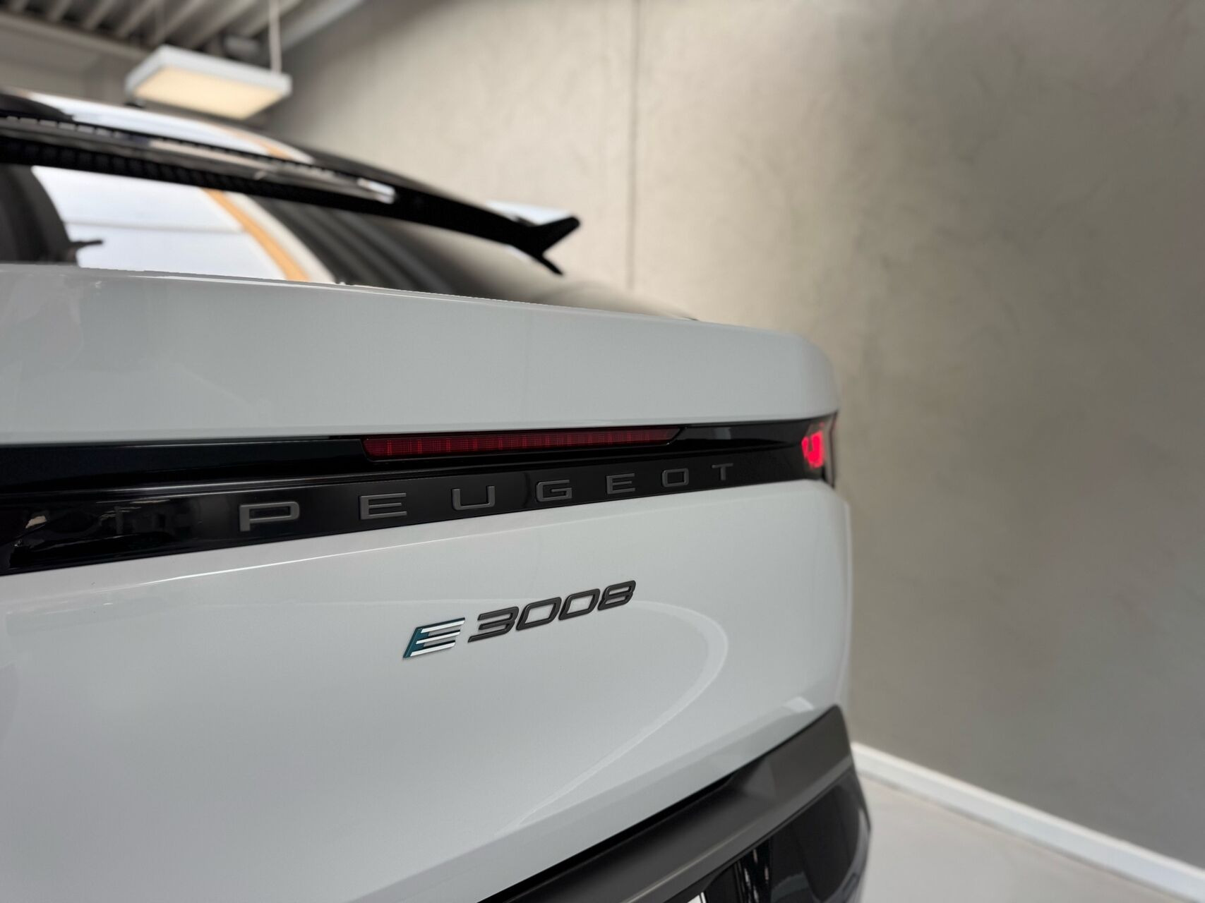 Hvid Peugeot e-3008 fra 2025