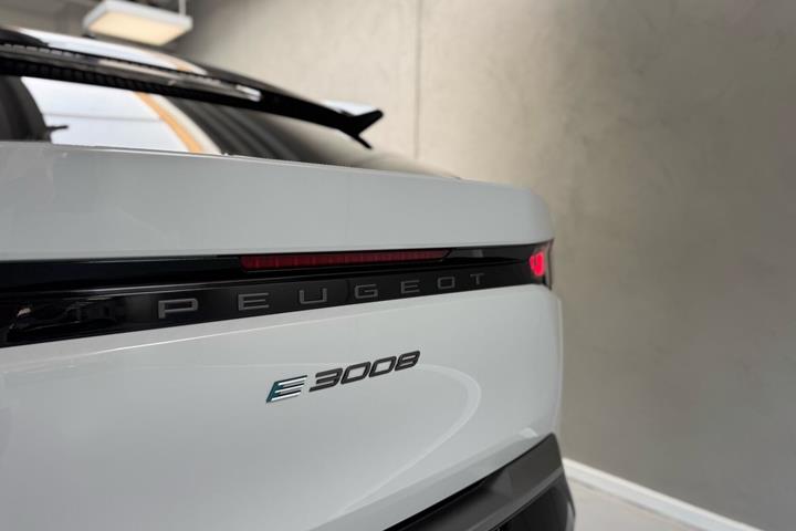 Hvid Peugeot e-3008 fra 2025