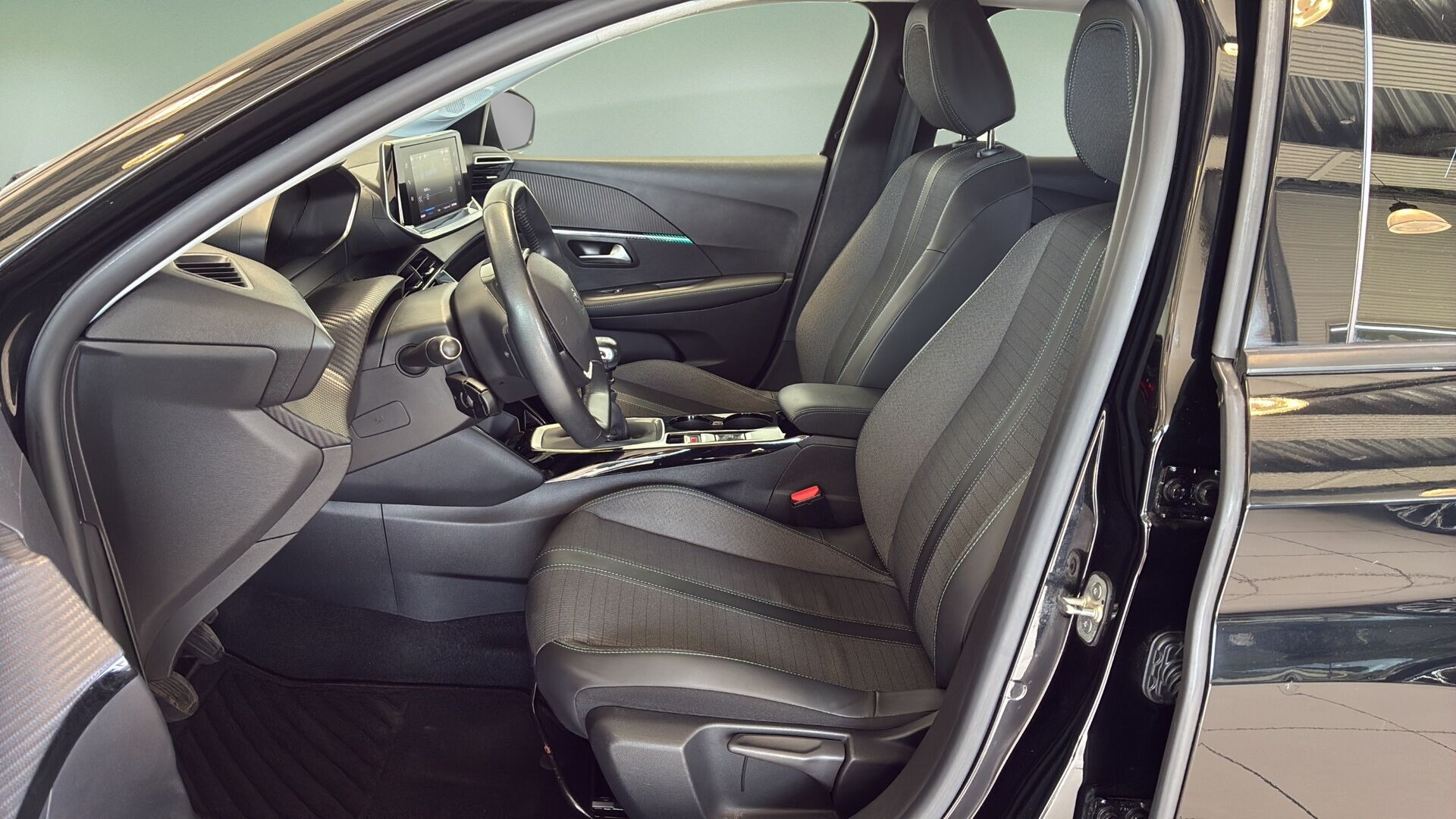 Sort Peugeot 208 fra 2021
