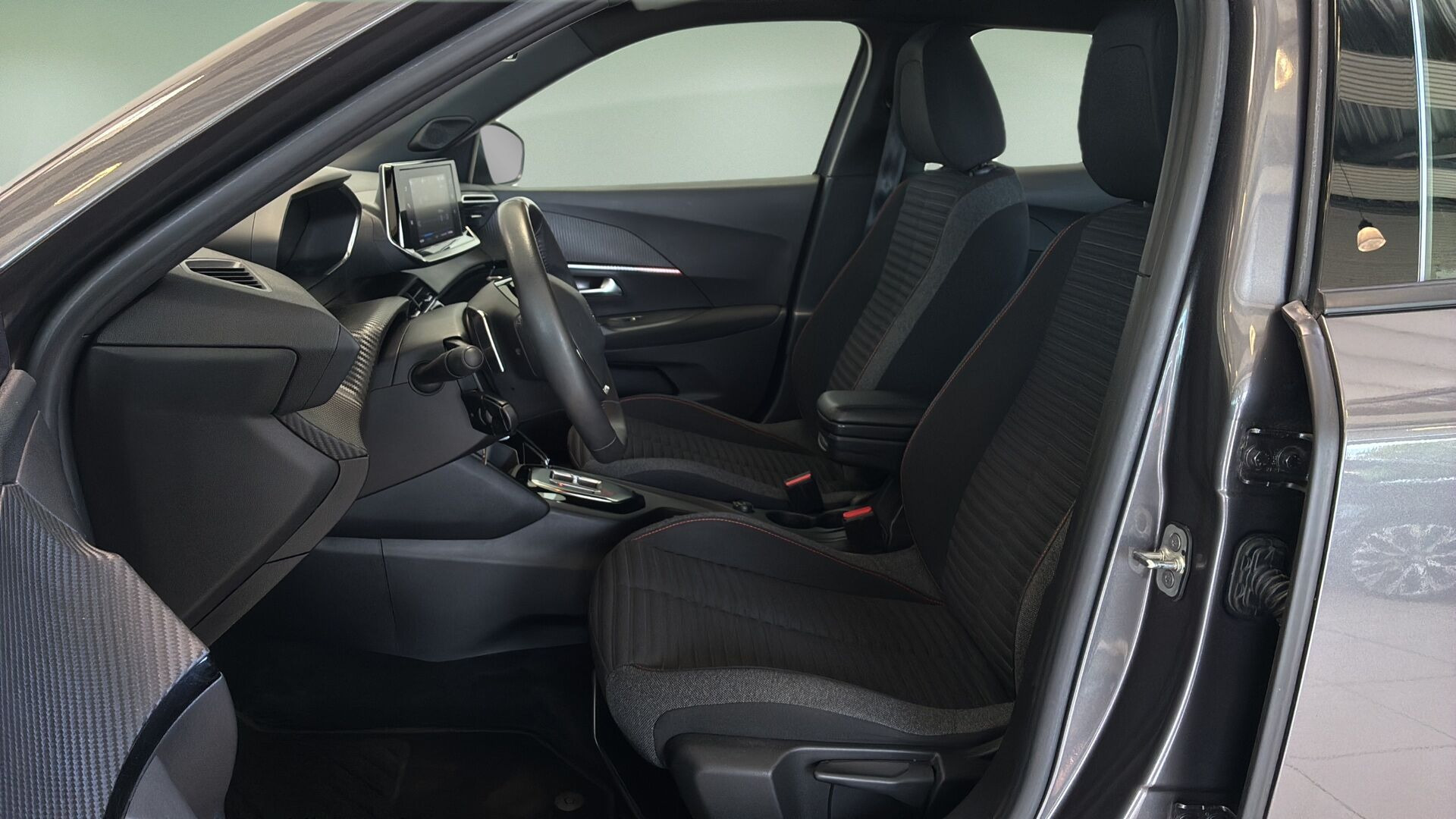 Grå Peugeot 2008 fra 2023