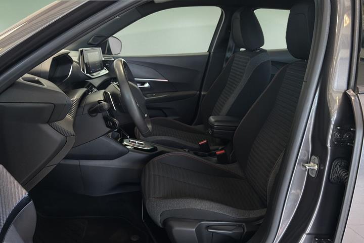 Grå Peugeot 2008 fra 2023