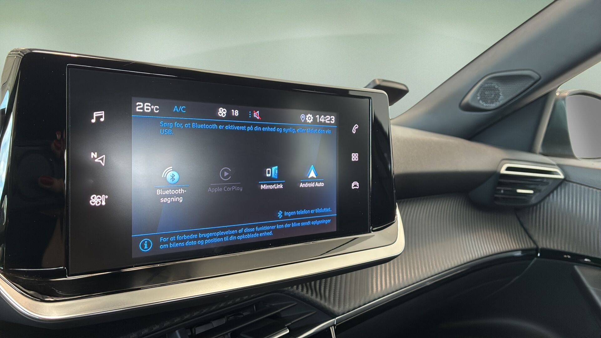 Grå Peugeot 2008 fra 2023