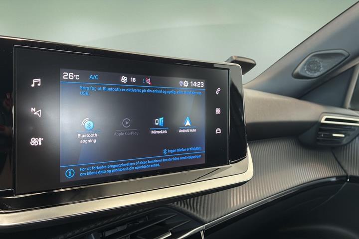 Grå Peugeot 2008 fra 2023