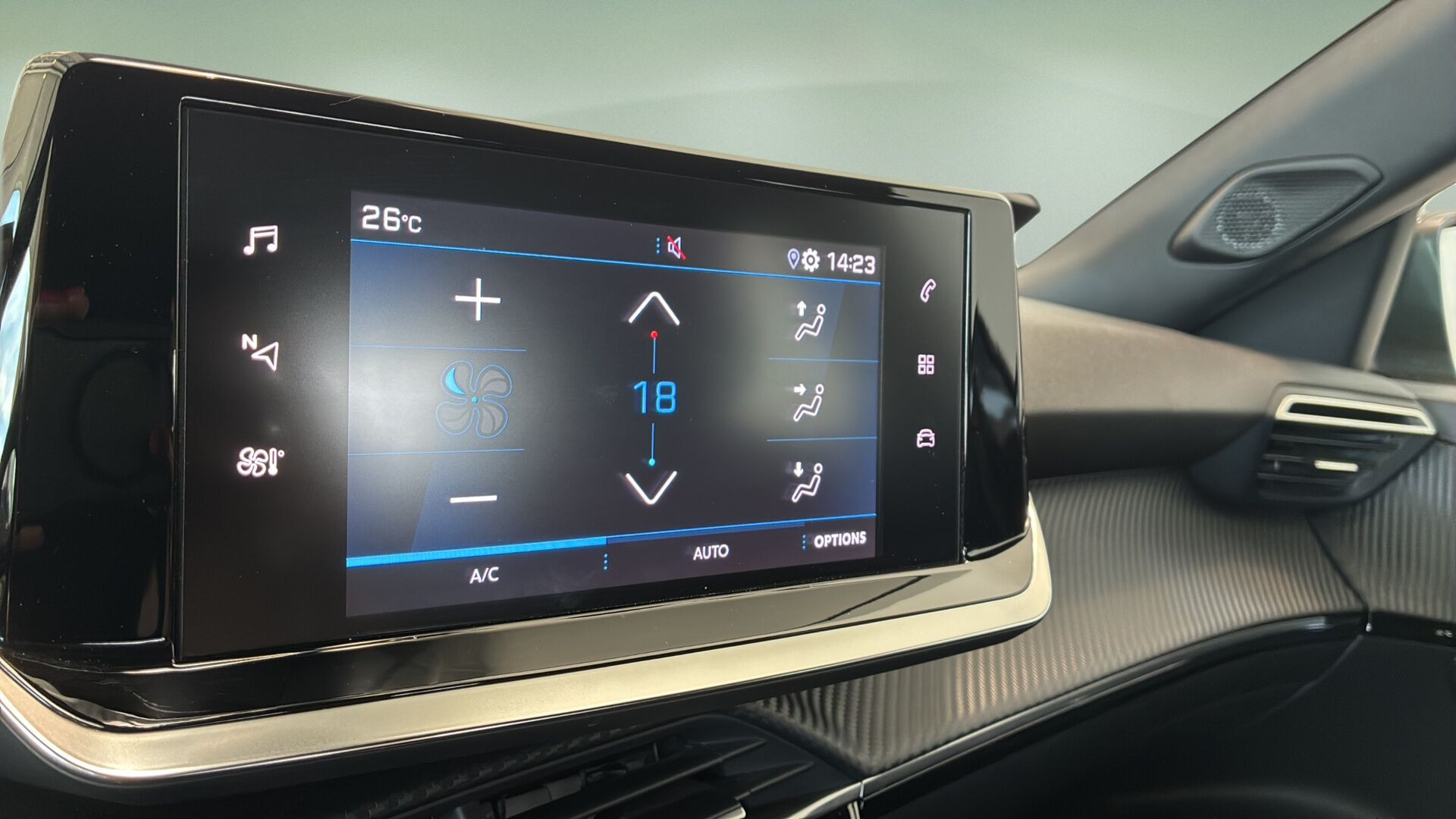 Grå Peugeot 2008 fra 2023