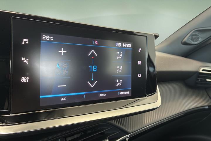 Grå Peugeot 2008 fra 2023