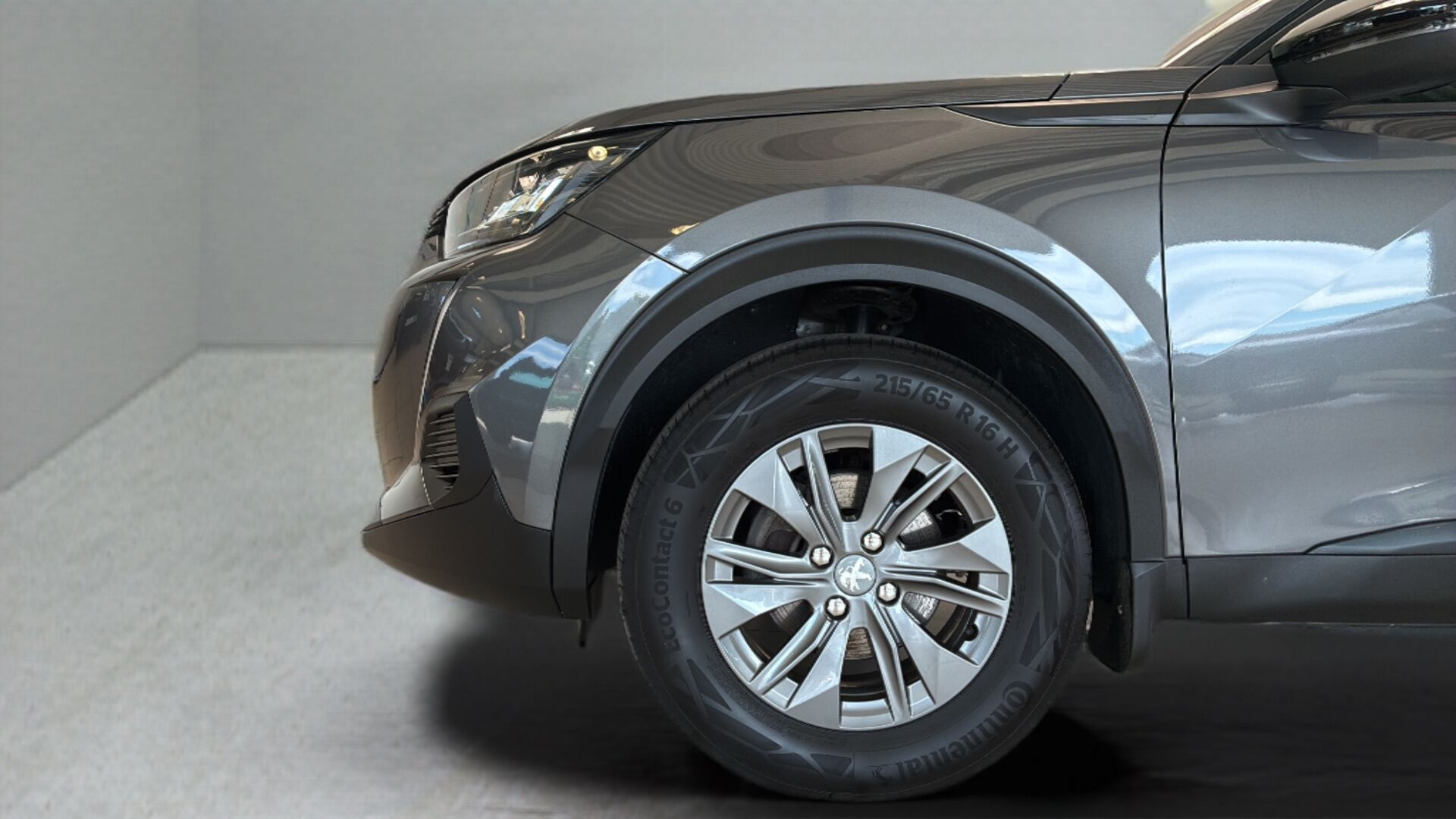 Grå Peugeot 2008 fra 2023