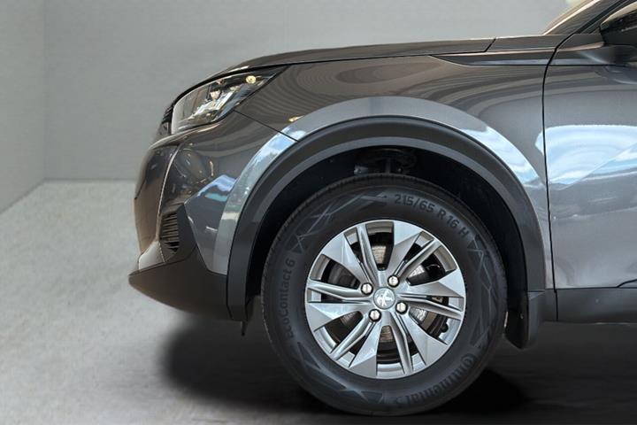 Grå Peugeot 2008 fra 2023