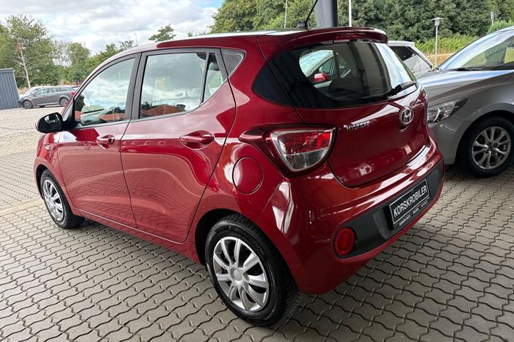 Rød Hyundai i10 fra 2017