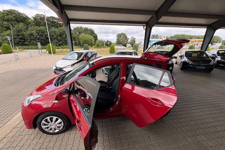 Rød Hyundai i10 fra 2017