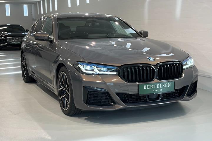 Sølv BMW 545e fra 2023