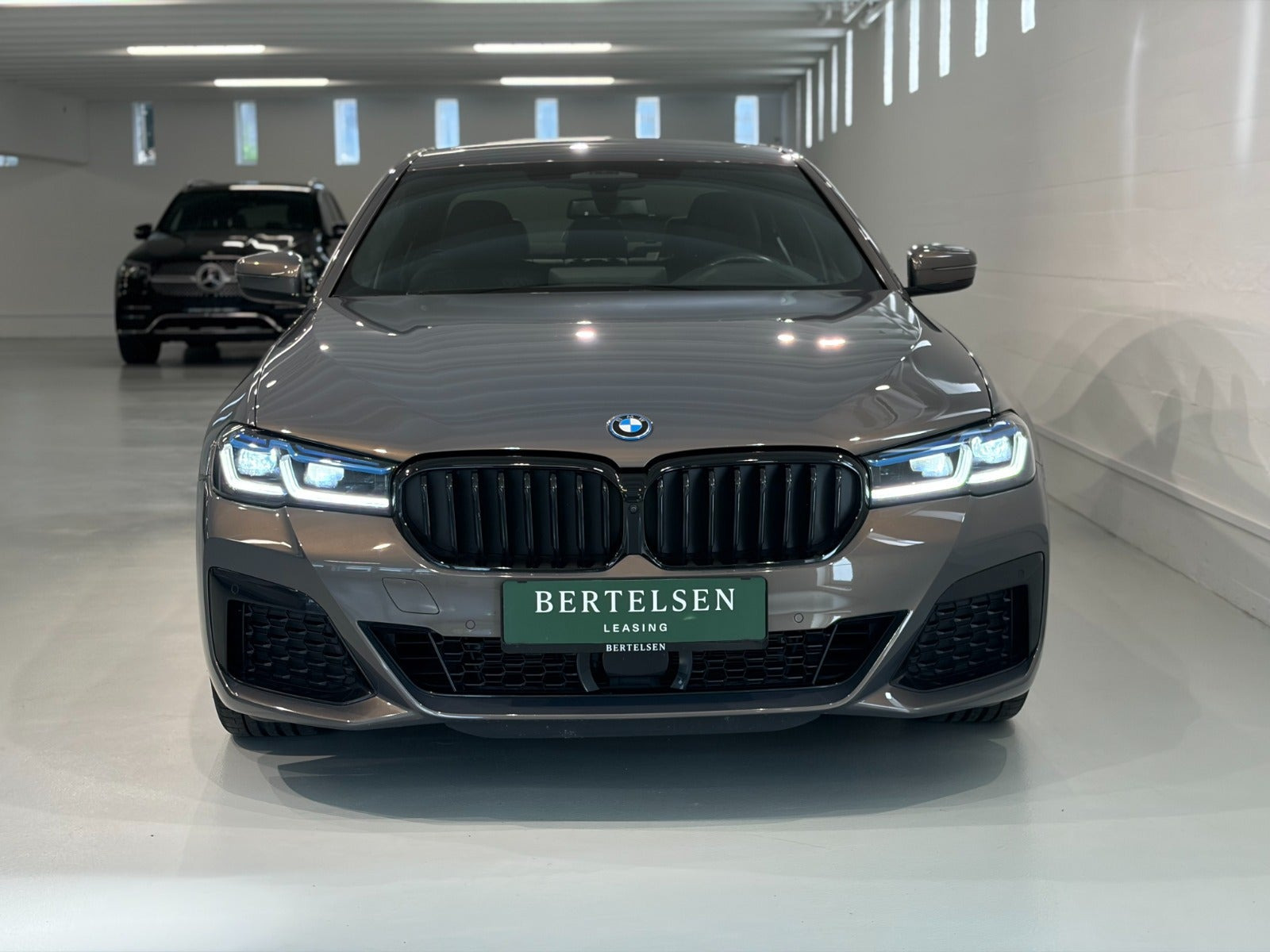 Sølv BMW 545e fra 2023