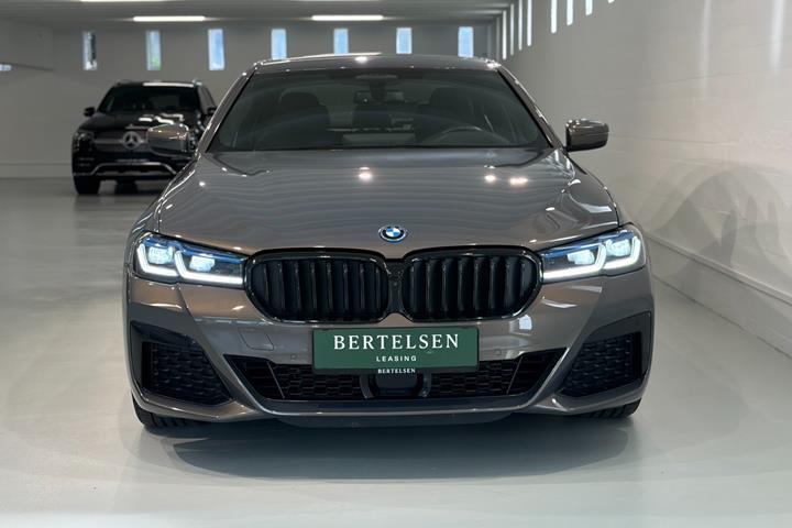 Sølv BMW 545e fra 2023